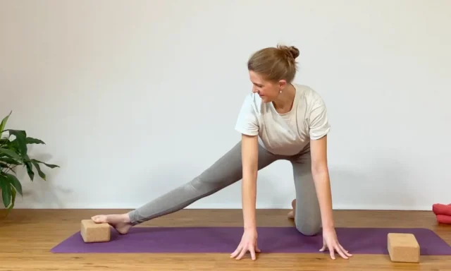 Die Yogalehrerin Anna Sophie Pietsch demonstriert eine hüftöffnende Übung im Kniestand.