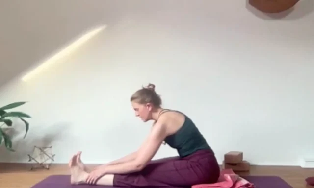 Sitzende Vorbeugen wirken erdend und integrieren den Beckenboden