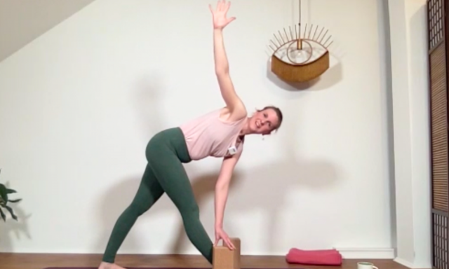 Parivrtta Trikonasana dehnt die Beinrückseiten und streckt die Wirbelsäule