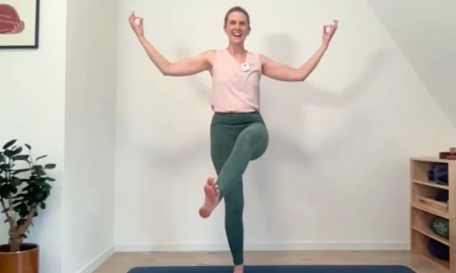 Diese beckenbodenfreundliche Variante der Yoga-Tänzerin kräftigt auch deinen Psoas!