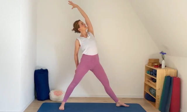 In Standhaltungen kannst du Mula Bandha und den Beckenboden sehr gut erfahren.