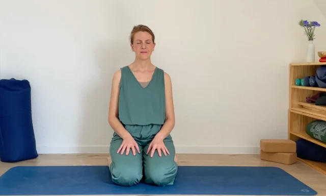 Kombiniere Mula Bandha und den Ujjayi Atem um deinen Beckenboden zu aktivieren.