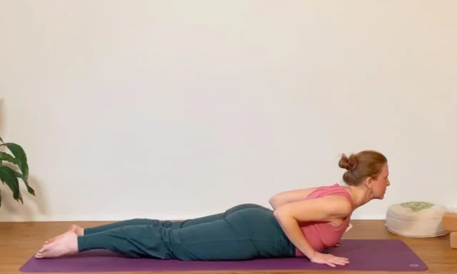 Im zweiten Teil der Sonnengruß Challenge lernst du, deinen Beckenboden durch Core-Aktivität zu schützen