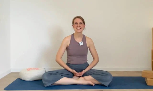 Mit Mula Bandha hebst du deinen Beckenboden bewusst an und integrierst ihn in den Körper.