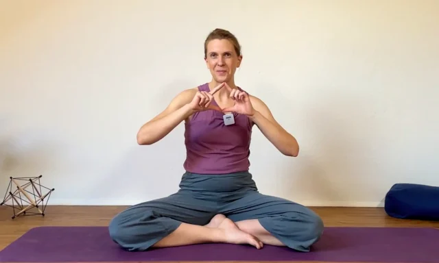 Durch Yoga für das Muladhara Chakra löst du Blockaden und Verspannungen im Beckenboden.