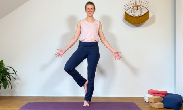 Der Yoga-Baum stärkt die Hüfte und den Beckenboden.